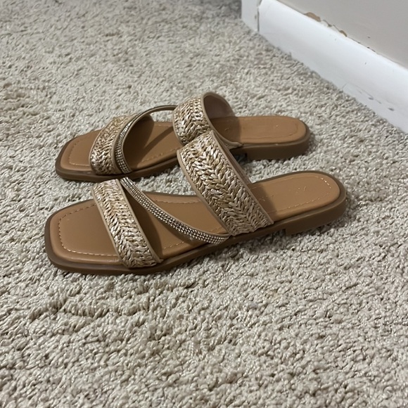 Andiamo Sandals with Gold Accent/Mesh Straps Size 6 - Picture 2 of 3